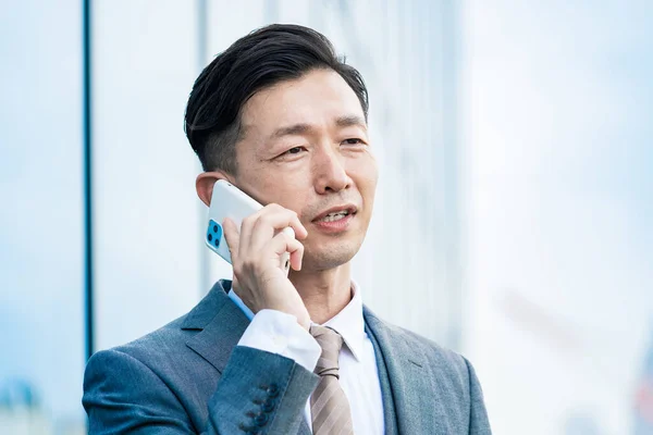 Azji Biznesmen Mówi Smartfonie — Zdjęcie stockowe