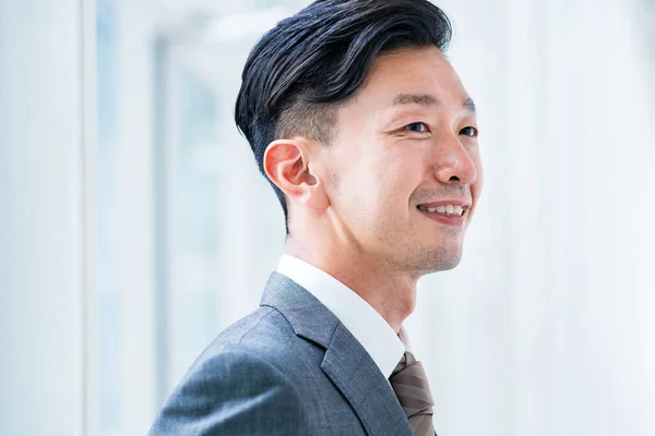 Asiático Hombre Negocios Sonriendo Brillante Interior Espacio —  Fotos de Stock