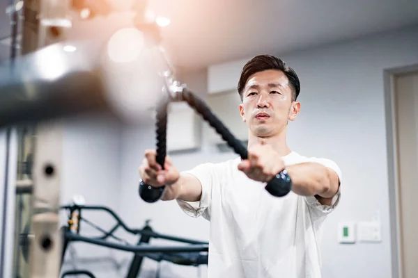 Middle Aged Asiatisch Mann Training Die Fitnessstudio — Stockfoto