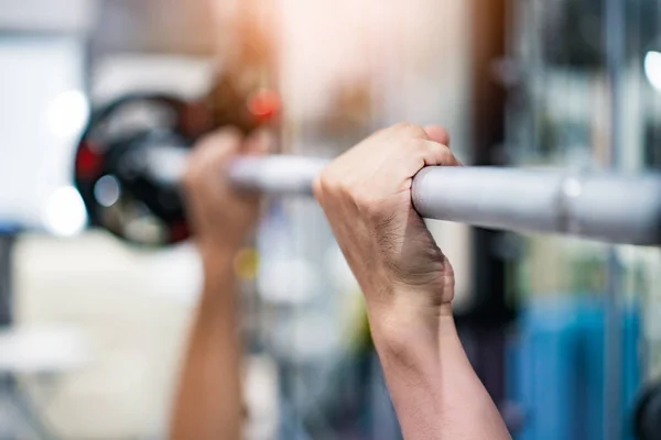 Orta Yaşlı Asyalı Adam Spor Salonunda Antrenman Yapıyor — Stok fotoğraf