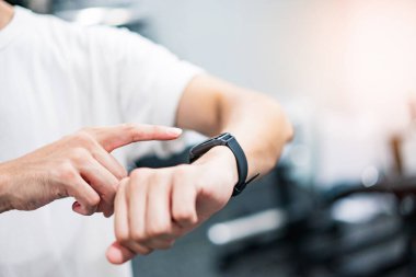 Spor salonunda akıllı hareket eden Asyalı bir adam.