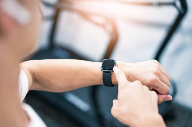 Spor salonunda akıllı hareket eden Asyalı bir adam.