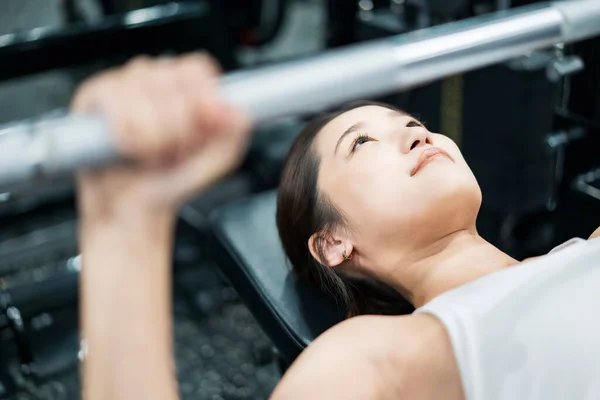 Asiatische Junge Frau Trainiert Fitnessstudio — Stockfoto