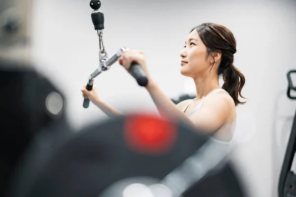Asiatische Junge Frau Trainiert Fitnessstudio — Stockfoto