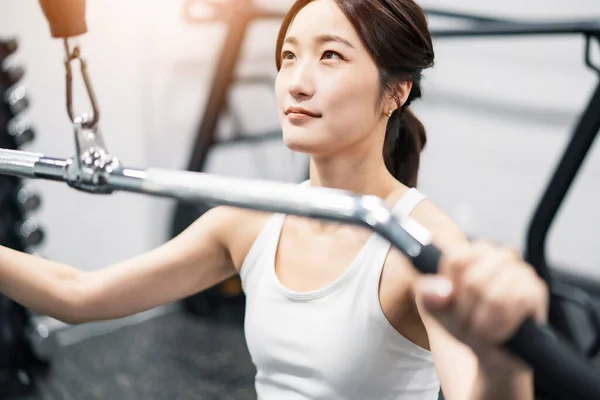 Asiatische Junge Frau Trainiert Fitnessstudio — Stockfoto