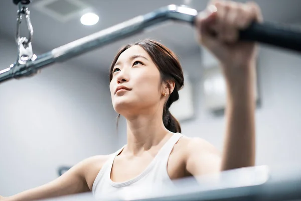 Asiatische Junge Frau Trainiert Fitnessstudio — Stockfoto