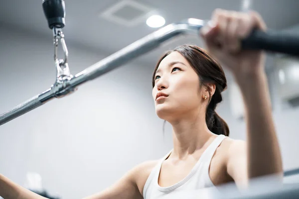 Asiatische Junge Frau Trainiert Fitnessstudio — Stockfoto