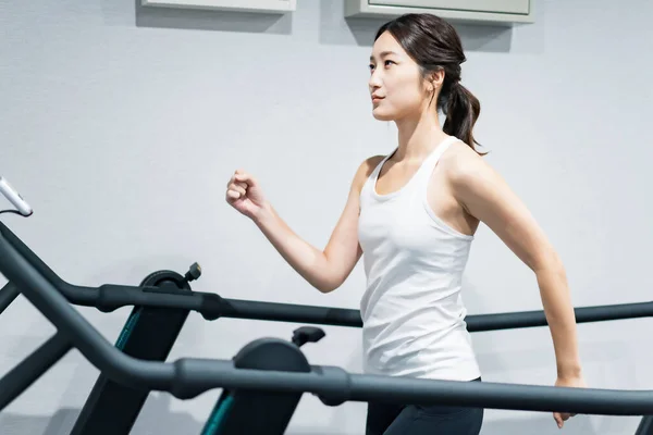 Asiatische Junge Frau Trainiert Auf Einem Laufband — Stockfoto