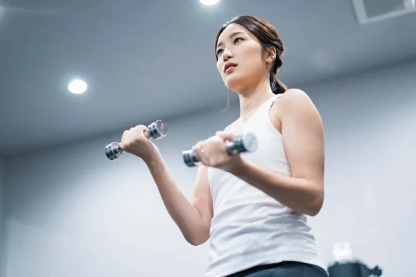 Asiatische Junge Frau Beim Muskeltraining Mit Kurzhanteln — Stockfoto