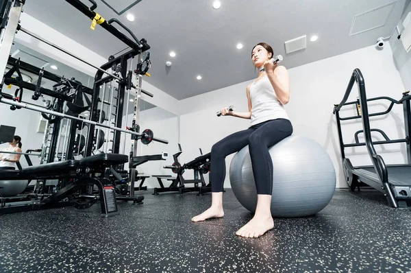 Asiatische Junge Frau Trainiert Mit Balancebällen Und Kurzhanteln — Stockfoto