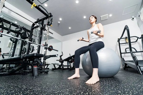 Asiatische Junge Frau Trainiert Mit Balancebällen Und Kurzhanteln — Stockfoto