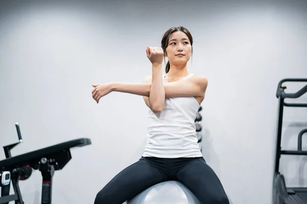 Asiatische Junge Frau Trainiert Mit Einem Balance Ball — Stockfoto