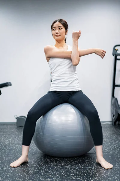 Asiatische Junge Frau Trainiert Mit Einem Balance Ball — Stockfoto