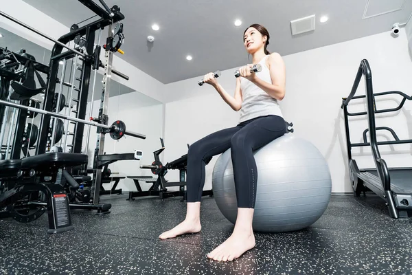 Asiatische Junge Frau Trainiert Mit Balancebällen Und Kurzhanteln — Stockfoto