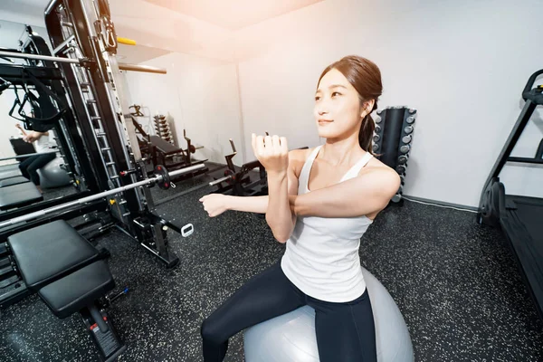 Asiatische Junge Frau Trainiert Mit Einem Balance Ball — Stockfoto