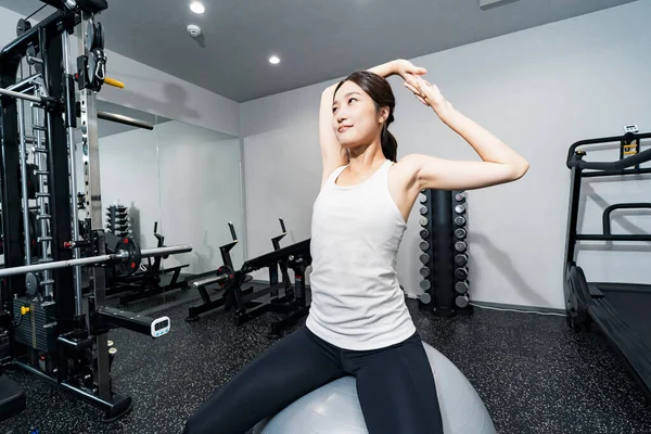 Asiatische Junge Frau Trainiert Mit Einem Balance Ball — Stockfoto