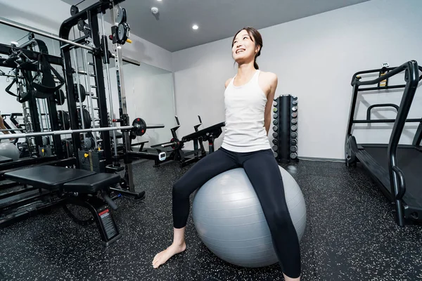 Asiatische Junge Frau Trainiert Mit Einem Balance Ball — Stockfoto