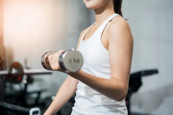 Asiatische Junge Frau Beim Muskeltraining Mit Kurzhanteln — Stockfoto