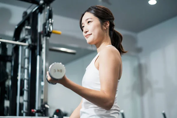 Asiatische Junge Frau Beim Muskeltraining Mit Kurzhanteln — Stockfoto