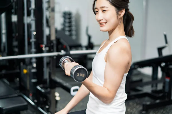 Asiatische Junge Frau Beim Muskeltraining Mit Kurzhanteln — Stockfoto