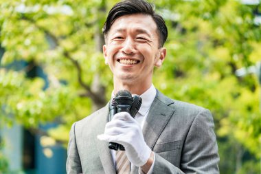 Sokak konuşması yapmak için aday, seçim görüntüsü