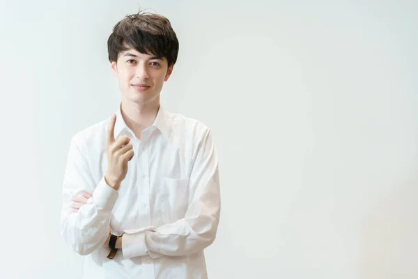 Asiático Jovem Posando Com Dedo Indicador Para Cima — Fotografia de Stock