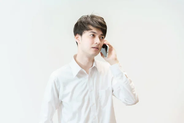 Asiático Jovem Homem Falando Smartphone — Fotografia de Stock