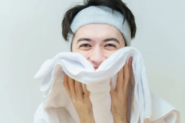 Asiatischer Junger Mann Wischt Sich Sein Gesicht Mit Einem Handtuch — Stockfoto