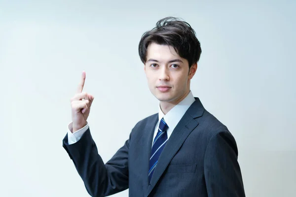 Asiático Empresário Posando Com Dedo Indicador Para Cima — Fotografia de Stock