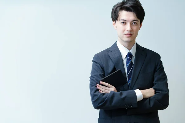 Asiático Jovem Empresário Posando Com Braços Cruzados — Fotografia de Stock