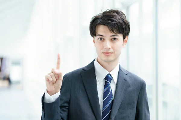 Azji Biznesmen Pozowanie Jego Palec Wskazujący Górę — Zdjęcie stockowe