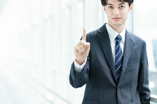 Aziatisch Zakenman Poseren Met Zijn Index Vinger Omhoog — Stockfoto