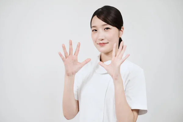 Femme Asiatique Dans Manteau Blanc Posant Avec Ses Mains Ouvertes — Photo