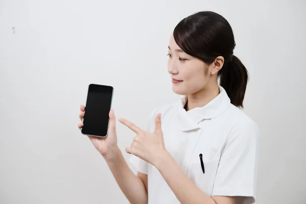 Asiatin Weißen Mantel Bedient Ein Smartphone — Stockfoto