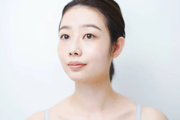 亚洲年轻女子检查她的皮肤状况 — 图库照片