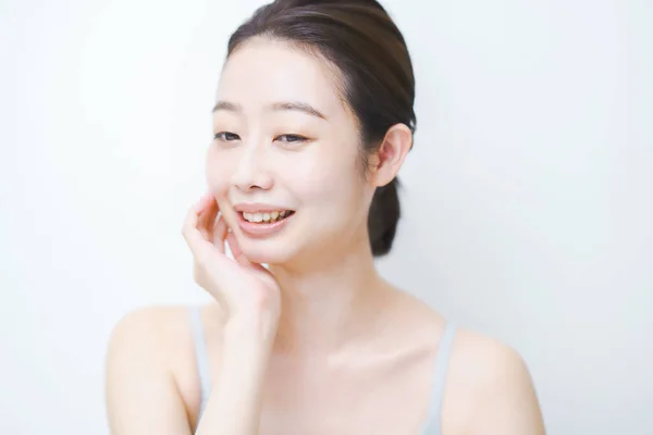 Asiatisk Ung Kvinna Kontrollerar Tillståndet Hennes Hud — Stockfoto