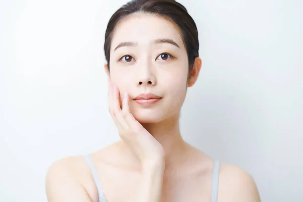 Asiatico Giovane Donna Controllo Stato Suo Pelle — Foto Stock
