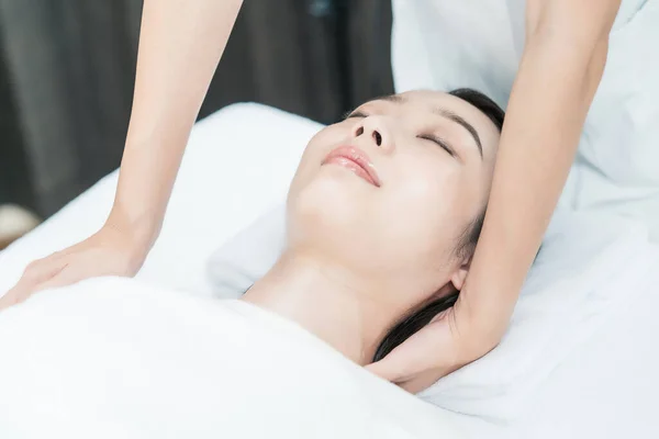 Asiatico Giovane Donna Cui Testa Massaggiato Estetico Salone — Foto Stock