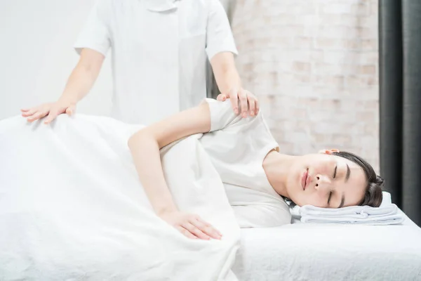 Asiática Jovem Mulher Recebendo Uma Massagem Salão Estético — Fotografia de Stock