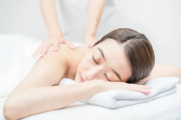 Asiatische Junge Frau Erhält Einem Ästhetischen Salon Eine Massage — Stockfoto