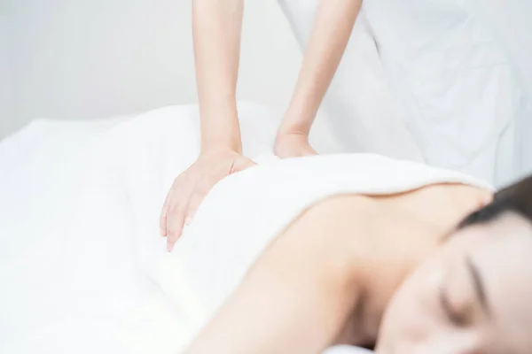 Asiatische Junge Frau Erhält Einem Ästhetischen Salon Eine Massage — Stockfoto