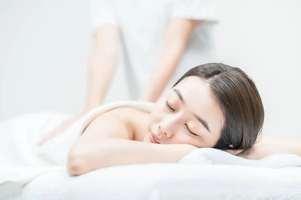 Asiatische Junge Frau Erhält Einem Ästhetischen Salon Eine Massage — Stockfoto