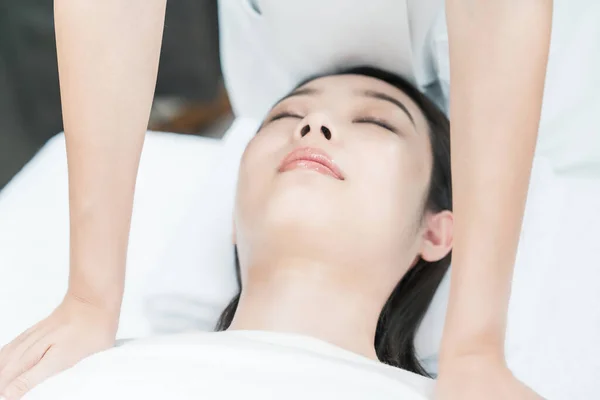 Asiatische Junge Frau Erhält Einem Ästhetischen Salon Eine Massage — Stockfoto