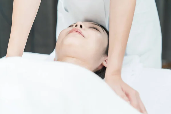 Asiática Jovem Mulher Recebendo Uma Massagem Salão Estético — Fotografia de Stock