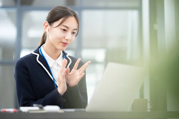 Asyalı Genç Bir Kadın Bilgisayar Ekranına Konuşuyor — Stok fotoğraf