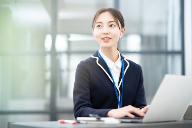 Ofiste çalışan Asyalı genç kadın.