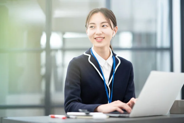 Ofiste Çalışan Asyalı Genç Kadın — Stok fotoğraf