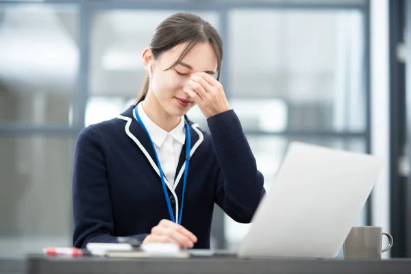 Mujer Asiática Que Sufre Dolor Cabeza Trabajo — Foto de Stock