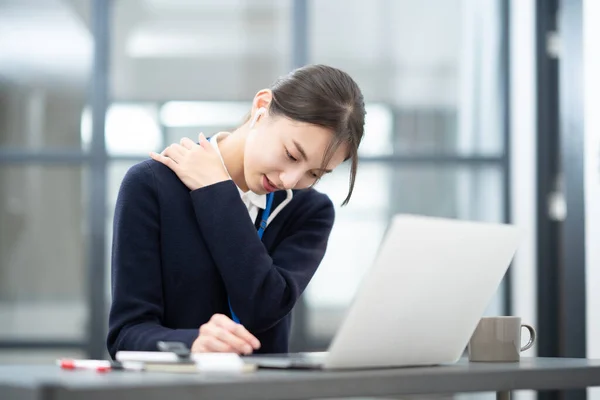 Asiática Joven Mujer Sufriendo Rígido Hombros Escritorio Trabajo — Foto de Stock