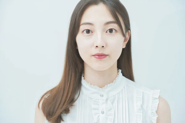 Portré Egy Fiatal Ázsiai Nőről Aki Sík Megvilágításban Készült — Stock Fotó